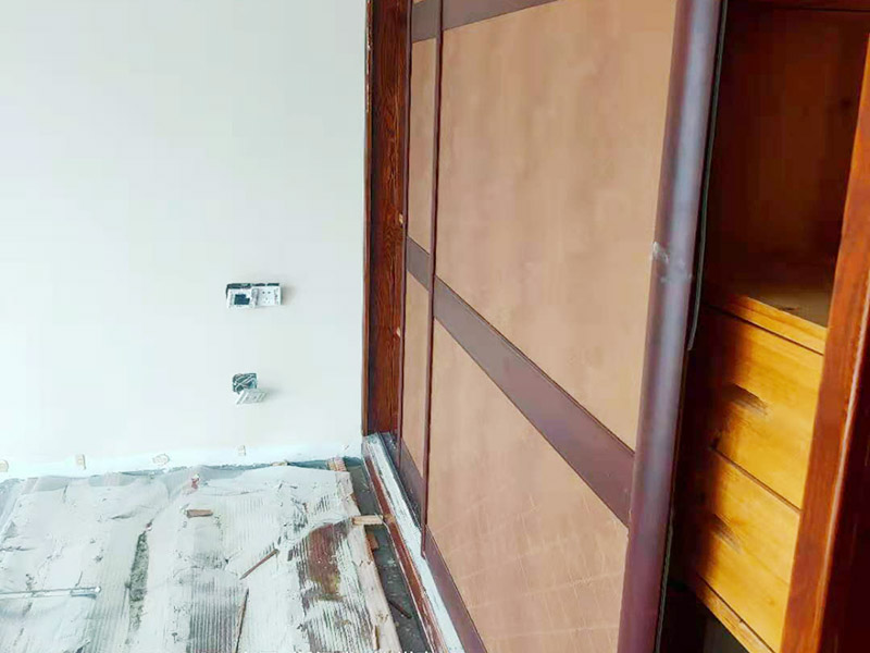 地板拆除翻新：拆之前，先看仔細(xì)觀察木地板當(dāng)初是怎么鋪的，邊緣的角落有沒有留下縫隙，如果有可以自己動(dòng)手拆，如果沒有就不要輕易嘗試，以免拆不下來，還把木地板都壞了。同時(shí)記得把房間的物品都搬到另一房間去放著，拆除的工作要先從踢腳線開始，我們可以請專業(yè)人士上門，價(jià)格也不貴。這對于專業(yè)人士來說，就很輕松的解決了。