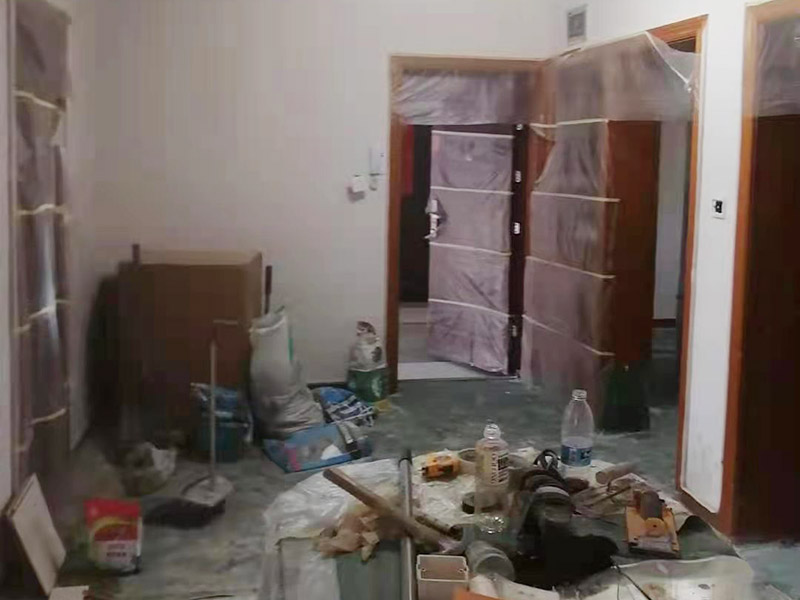 舊房廁所防水貼磚：首先要將瓷磚表面的污漬與雜物給清空，還要保持表面的干燥，需要注意的是地面和墻體都要做防水的、因為這樣防水效果是最好的，其次就是防水涂料，需要要反復涂抹均勻，晾干后在進行潑灑實驗，確認防水是否完善。