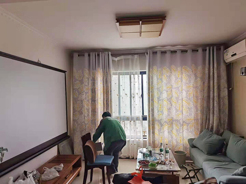 客廳翻新裝修：老墻面的水泥層都有可能存在損壞嚴(yán)重的情況，可以將損壞的墻面部分全部鏟除，之后再使用水泥進(jìn)行涂抹。然后刷底漆，底漆具有防潮、保護(hù)墻面、提高墻面粉刷效果的作用。必不可少的步驟。后面就能刷乳膠漆，記得進(jìn)行涂刷的時(shí)候也要從上到下順著一個(gè)方向進(jìn)行涂刷。