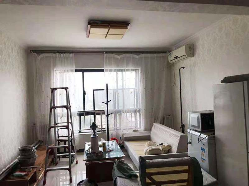 客廳翻新裝修：老墻面的水泥層都有可能存在損壞嚴(yán)重的情況，可以將損壞的墻面部分全部鏟除，之后再使用水泥進(jìn)行涂抹。然后刷底漆，底漆具有防潮、保護(hù)墻面、提高墻面粉刷效果的作用。必不可少的步驟。后面就能刷乳膠漆，記得進(jìn)行涂刷的時(shí)候也要從上到下順著一個(gè)方向進(jìn)行涂刷。