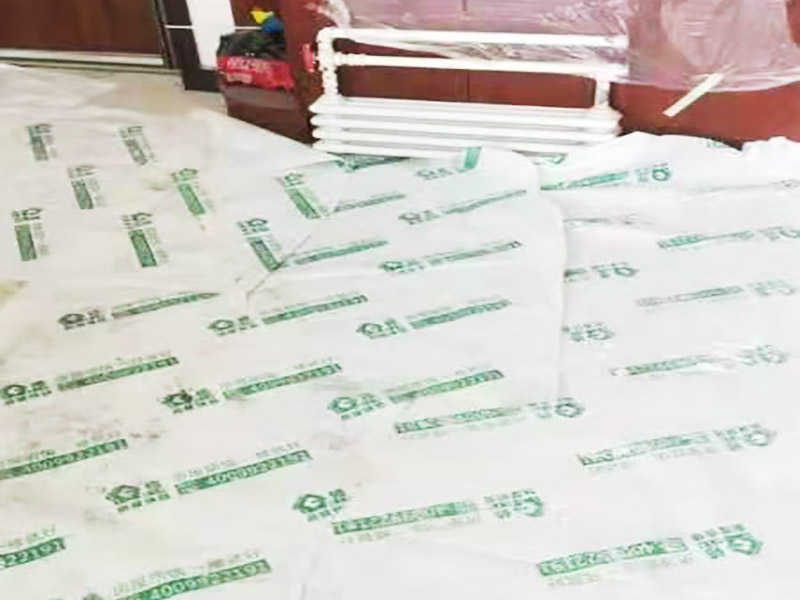 客廳翻新裝修：老墻面的水泥層都有可能存在損壞嚴(yán)重的情況，可以將損壞的墻面部分全部鏟除，之后再使用水泥進(jìn)行涂抹。然后刷底漆，底漆具有防潮、保護(hù)墻面、提高墻面粉刷效果的作用。必不可少的步驟。后面就能刷乳膠漆，記得進(jìn)行涂刷的時(shí)候也要從上到下順著一個(gè)方向進(jìn)行涂刷。