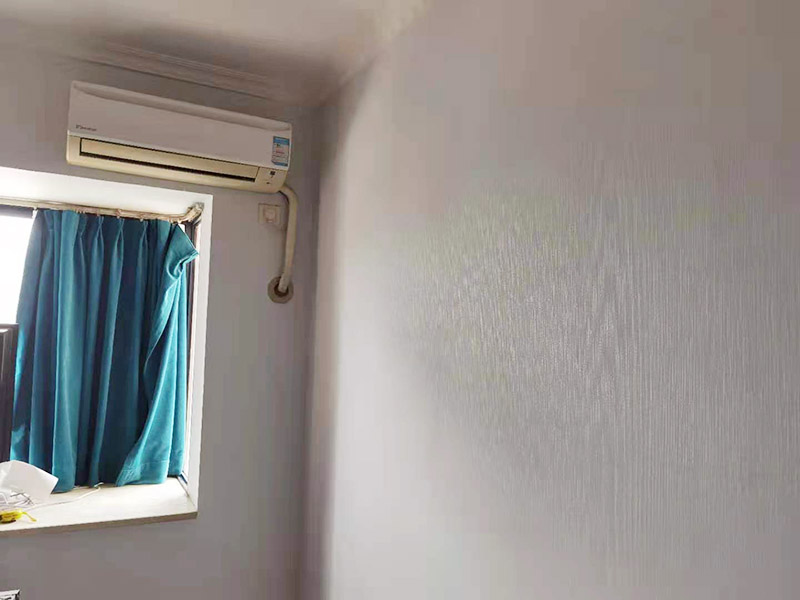 墻紙鋪貼翻新：墻紙空鼓脫落一般由于原有基底不一定密實,直接在原來的壁紙上鋪貼壁紙會存在較大的風(fēng)險,需要將原有壁紙全部鏟除,測量好墻體的高度，用壁紙刀裁切壁紙。注意，裁切的壁紙長度一般要多出墻面高度20～30mm,以方便最后的切邊處理。