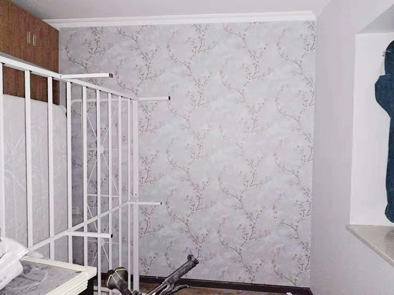 墻紙鋪貼翻新：墻紙空鼓脫落一般由于原有基底不一定密實,直接在原來的壁紙上鋪貼壁紙會存在較大的風(fēng)險,需要將原有壁紙全部鏟除,測量好墻體的高度，用壁紙刀裁切壁紙。注意，裁切的壁紙長度一般要多出墻面高度20～30mm,以方便最后的切邊處理。