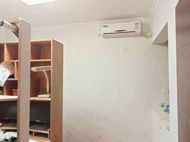 墻紙鋪貼翻新：墻紙空鼓脫落一般由于原有基底不一定密實,直接在原來的壁紙上鋪貼壁紙會存在較大的風(fēng)險,需要將原有壁紙全部鏟除,測量好墻體的高度，用壁紙刀裁切壁紙。注意，裁切的壁紙長度一般要多出墻面高度20～30mm,以方便最后的切邊處理。