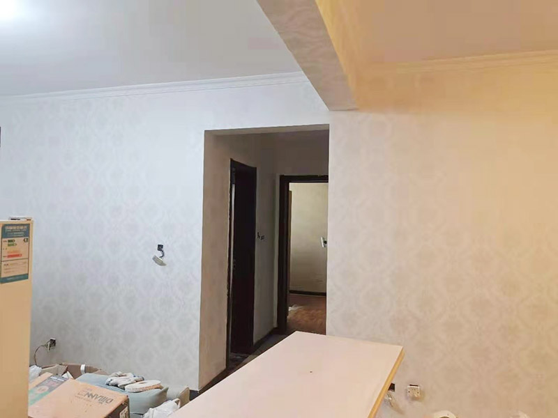 墻紙鋪貼翻新：墻紙空鼓脫落一般由于原有基底不一定密實,直接在原來的壁紙上鋪貼壁紙會存在較大的風(fēng)險,需要將原有壁紙全部鏟除,測量好墻體的高度，用壁紙刀裁切壁紙。注意，裁切的壁紙長度一般要多出墻面高度20～30mm,以方便最后的切邊處理。