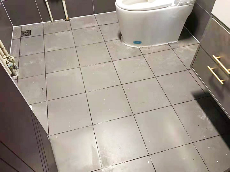 衛(wèi)生間貼磚裝修:衛(wèi)生間貼磚的流程首先先清掃地面，水泥砂漿找平，接著再定標(biāo)高，彈線，地磚進(jìn)水，攤鋪水泥砂漿，鋪貼石磚，最后灌縫，白水泥或者填縫劑都可以，或者做專業(yè)的美縫。