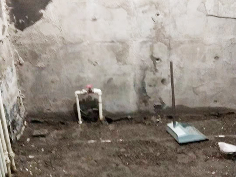 衛(wèi)生間貼磚裝修:衛(wèi)生間貼磚的流程首先先清掃地面，水泥砂漿找平，接著再定標(biāo)高，彈線，地磚進(jìn)水，攤鋪水泥砂漿，鋪貼石磚，最后灌縫，白水泥或者填縫劑都可以，或者做專業(yè)的美縫。