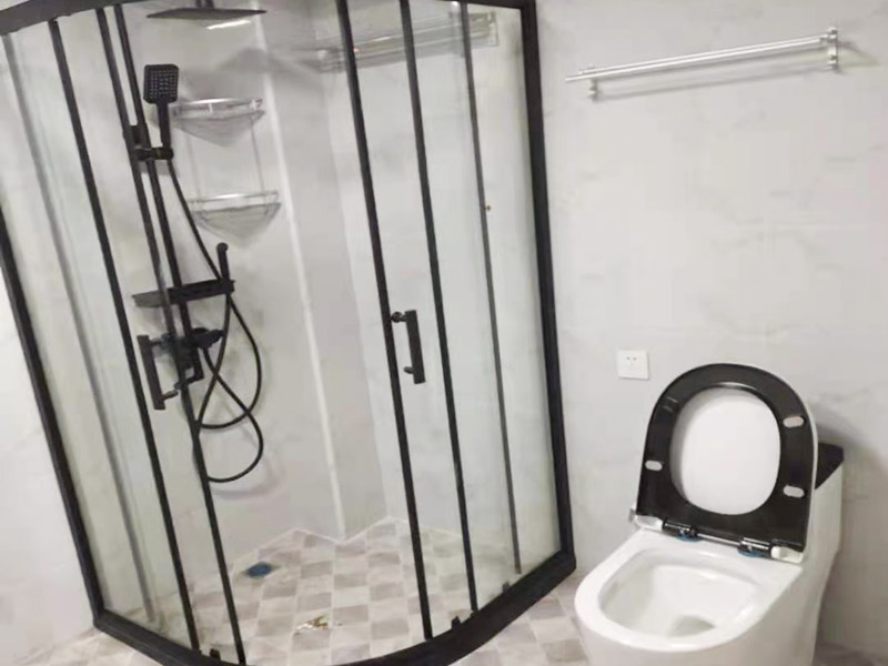 淋浴房裝修完工：裝修淋浴房，每個部位都要做防水處理，尤其是活動門與固定扇三邊，一定要有防水膠條處理，這樣有利于后期防止?jié)B水問題?？蚣芪恢糜勉U筆、水平尺確定靠墻鋁材的鉆孔位，用沖擊鉆打孔，讓安裝框架，并用螺絲固定。固定好框架后，就可以裝上鋼化玻璃墻。