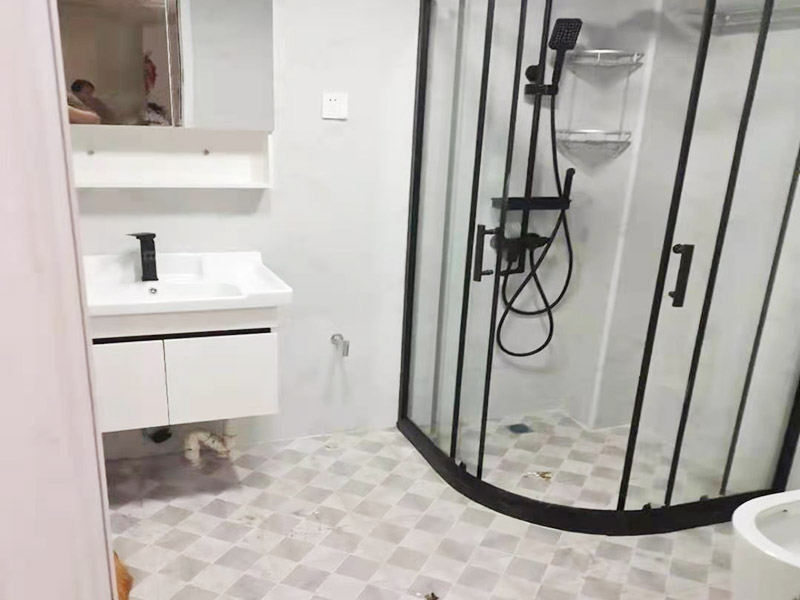 淋浴房裝修完工：裝修淋浴房，每個部位都要做防水處理，尤其是活動門與固定扇三邊，一定要有防水膠條處理，這樣有利于后期防止?jié)B水問題。框架位置用鉛筆、水平尺確定靠墻鋁材的鉆孔位，用沖擊鉆打孔，讓安裝框架，并用螺絲固定。固定好框架后，就可以裝上鋼化玻璃墻。