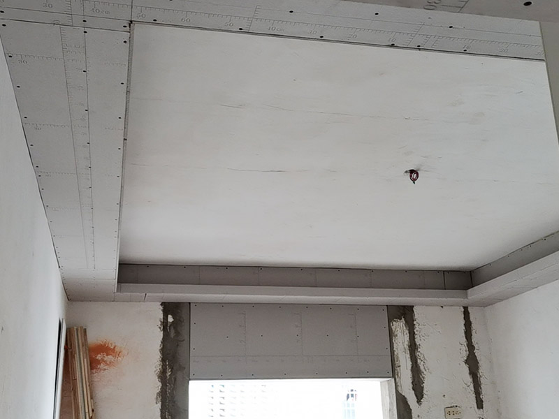 吊頂?shù)豕穸ㄖ瓢惭b：在安裝吊柜前，一定要在墻上畫水平線，調(diào)整柜體，然后通過調(diào)節(jié)合頁，保證吊柜門扇的水平和垂直。最好用兩個(gè)或四個(gè)膨脹螺絲固定墻壁的吊頂框架。 注意就是吊柜不應(yīng)安裝在輕質(zhì)墻體上，因?yàn)榈豕癖旧淼闹亓亢痛娣诺碾s物的重量會(huì)使輕質(zhì)墻體難以撐住，所以最好將吊柜安裝在堅(jiān)固的墻上。