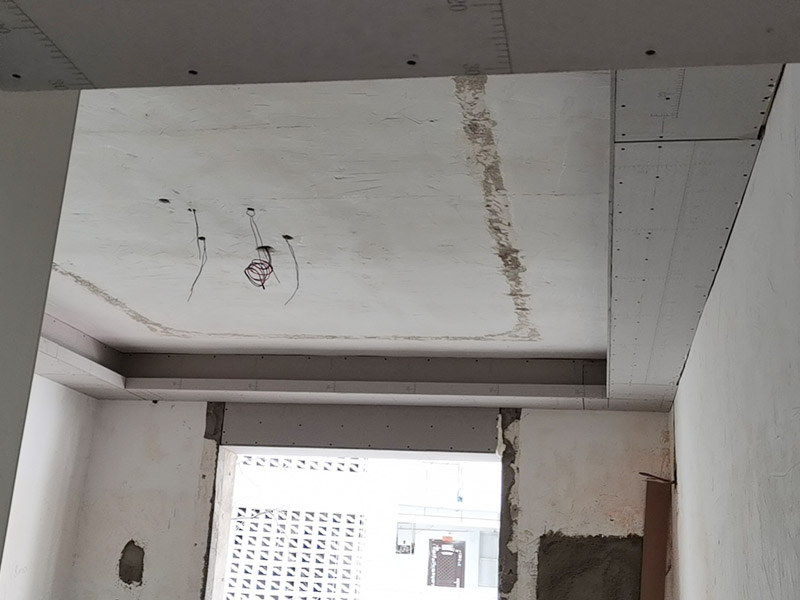 吊頂?shù)豕穸ㄖ瓢惭b：在安裝吊柜前，一定要在墻上畫水平線，調(diào)整柜體，然后通過調(diào)節(jié)合頁，保證吊柜門扇的水平和垂直。最好用兩個(gè)或四個(gè)膨脹螺絲固定墻壁的吊頂框架。 注意就是吊柜不應(yīng)安裝在輕質(zhì)墻體上，因?yàn)榈豕癖旧淼闹亓亢痛娣诺碾s物的重量會(huì)使輕質(zhì)墻體難以撐住，所以最好將吊柜安裝在堅(jiān)固的墻上。