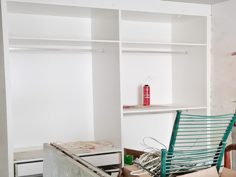 定制衣柜安裝：首先上螺絲將螺絲上到板件上已開好的孔內(nèi)，螺絲要垂直于板件，螺絲上到剛好與孔面齊平最好。然后根據(jù)螺絲位置將板件拼接好，將扣件按入餅孔內(nèi)旋轉(zhuǎn)鎖緊，隨后鎖好所有扣件后，需要釘背板的釘好背板，一切好了之后將柜體安放到位，柜體與墻面之間的縫隙用收口條封好。