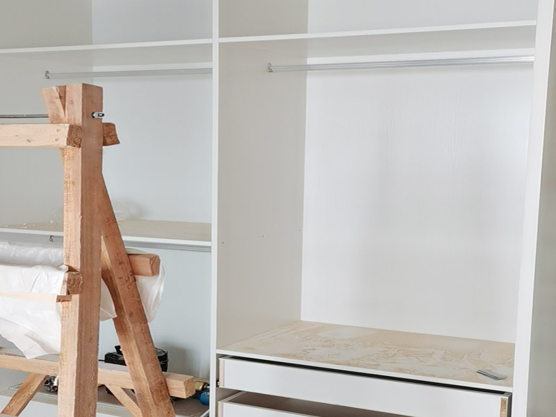 定制衣柜安裝：首先上螺絲將螺絲上到板件上已開好的孔內(nèi)，螺絲要垂直于板件，螺絲上到剛好與孔面齊平最好。然后根據(jù)螺絲位置將板件拼接好，將扣件按入餅孔內(nèi)旋轉(zhuǎn)鎖緊，隨后鎖好所有扣件后，需要釘背板的釘好背板，一切好了之后將柜體安放到位，柜體與墻面之間的縫隙用收口條封好。