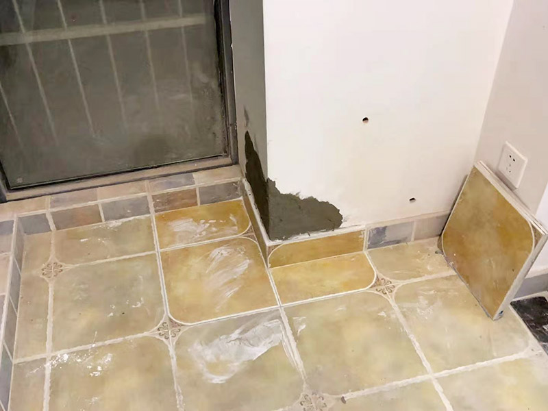 墻角局部修補(bǔ)翻新:用遮蔽紙沿著踢腳線進(jìn)行遮蔽，做好成品保護(hù)，將已經(jīng)出現(xiàn)問(wèn)題的漆層及膩?zhàn)隅P掉，在水里面加入適量的膩?zhàn)臃?，并進(jìn)行充分的攪拌，接著就可以開(kāi)始上墻批膩?zhàn)恿?。刮第一層干了之后再刮第二層，膩?zhàn)硬荒芄翁?，否則容易開(kāi)裂。