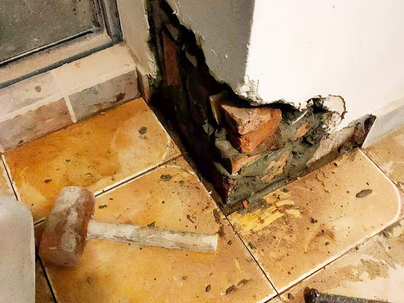 墻角局部修補(bǔ)翻新:用遮蔽紙沿著踢腳線進(jìn)行遮蔽，做好成品保護(hù)，將已經(jīng)出現(xiàn)問(wèn)題的漆層及膩?zhàn)隅P掉，在水里面加入適量的膩?zhàn)臃郏⑦M(jìn)行充分的攪拌，接著就可以開(kāi)始上墻批膩?zhàn)恿?。刮第一層干了之后再刮第二層，膩?zhàn)硬荒芄翁?，否則容易開(kāi)裂。