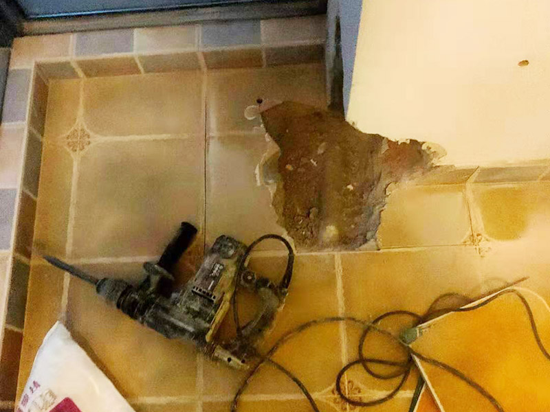 墻角局部修補(bǔ)翻新:用遮蔽紙沿著踢腳線進(jìn)行遮蔽，做好成品保護(hù)，將已經(jīng)出現(xiàn)問(wèn)題的漆層及膩?zhàn)隅P掉，在水里面加入適量的膩?zhàn)臃郏⑦M(jìn)行充分的攪拌，接著就可以開(kāi)始上墻批膩?zhàn)恿恕９蔚谝粚痈闪酥笤俟蔚诙?，膩?zhàn)硬荒芄翁?，否則容易開(kāi)裂。