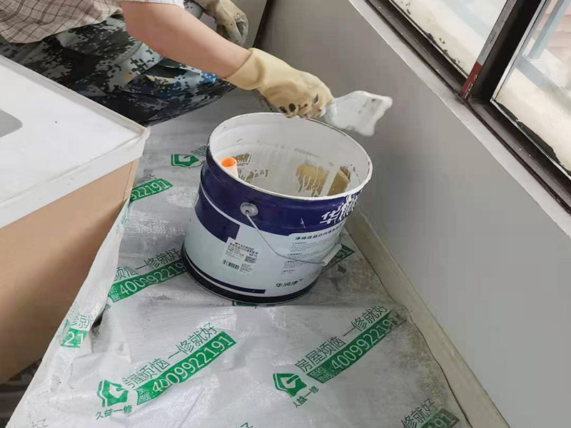 墻面粉刷翻新裝修：鏟除原有墻面已經(jīng)被水浸過(guò)的部分，或用尼龍刷或者粗砂紙將其鏟除，磨平。直到露出水泥砂漿墻面或膩?zhàn)訉?。凸凹不平的表面需要找平就可以批刮膩?zhàn)樱?膩?zhàn)哟蚰ネ戤吅?，?huì)留下一些瑕疵。所以刷過(guò)一遍漆后才會(huì)很明顯，這時(shí)候就需要找補(bǔ)了。接著底漆的刷涂效果會(huì)直接影響面漆的效果。