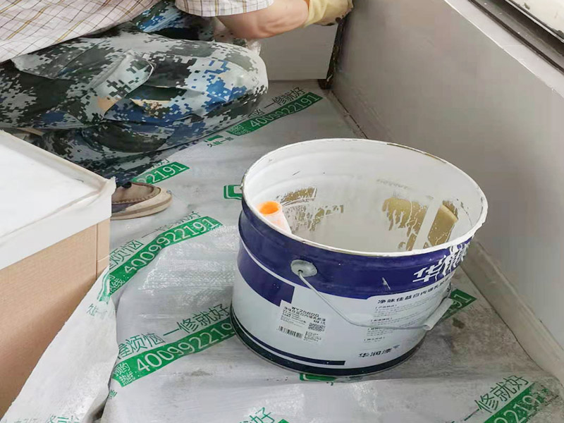 墻面粉刷翻新裝修：鏟除原有墻面已經(jīng)被水浸過(guò)的部分，或用尼龍刷或者粗砂紙將其鏟除，磨平。直到露出水泥砂漿墻面或膩?zhàn)訉?。凸凹不平的表面需要找平就可以批刮膩?zhàn)樱?膩?zhàn)哟蚰ネ戤吅螅瑫?huì)留下一些瑕疵。所以刷過(guò)一遍漆后才會(huì)很明顯，這時(shí)候就需要找補(bǔ)了。接著底漆的刷涂效果會(huì)直接影響面漆的效果。