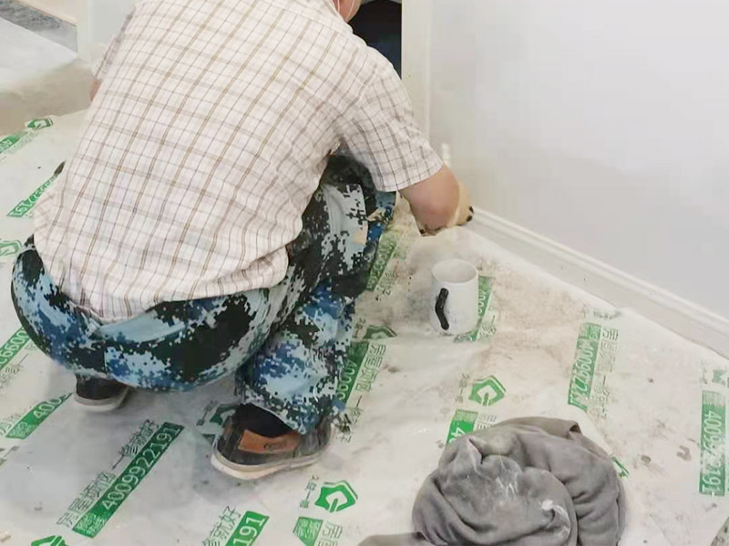 墻面粉刷翻新裝修：鏟除原有墻面已經(jīng)被水浸過(guò)的部分，或用尼龍刷或者粗砂紙將其鏟除，磨平。直到露出水泥砂漿墻面或膩?zhàn)訉印Ｍ拱疾黄降谋砻嫘枰移骄涂梢耘文佔(zhàn)樱?膩?zhàn)哟蚰ネ戤吅?，?huì)留下一些瑕疵。所以刷過(guò)一遍漆后才會(huì)很明顯，這時(shí)候就需要找補(bǔ)了。接著底漆的刷涂效果會(huì)直接影響面漆的效果。