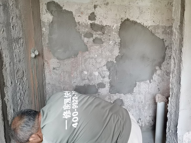 墻面電路修補(bǔ)找平施工：將已經(jīng)出現(xiàn)問題的漆層及膩?zhàn)隅P掉，在水里面加入適量的膩?zhàn)臃?，并進(jìn)行充分的攪拌，接著就可以開始上墻批膩?zhàn)?，?-4個(gè)小時(shí)，第一遍膩?zhàn)痈赏钢?，再?dòng)工刷下一遍膩?zhàn)?。最好不要選陰雨天動(dòng)工，膩?zhàn)訒?huì)比較難干透。