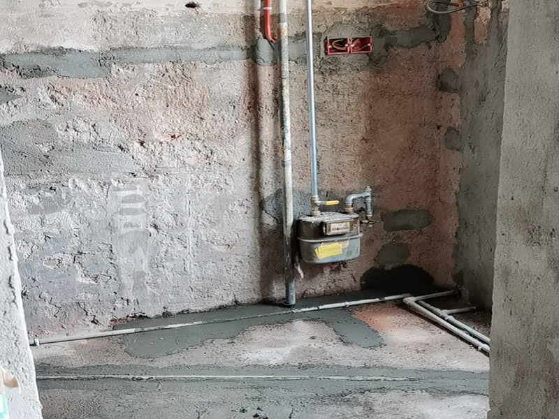 墻面電路修補(bǔ)找平施工：將已經(jīng)出現(xiàn)問題的漆層及膩?zhàn)隅P掉，在水里面加入適量的膩?zhàn)臃郏⑦M(jìn)行充分的攪拌，接著就可以開始上墻批膩?zhàn)?，?-4個(gè)小時(shí)，第一遍膩?zhàn)痈赏钢?，再?dòng)工刷下一遍膩?zhàn)?。最好不要選陰雨天動(dòng)工，膩?zhàn)訒?huì)比較難干透。