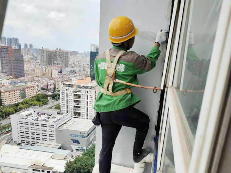 外墻窗框打膠維修：首先，在給斷橋鋁門窗打膠的時候，先要將斷橋鋁門窗邊上的膠帶給處理掉，不要粘在上面就進行打膠防水了，而且窗戶打膠的話，必須在室外打膠，因為如果勉強在室內(nèi)進行打膠的話，顯然打出來的膠會不均勻，這樣就起不到防水的作用了。還有盡可能的使用滿膠，也就是膠槍使用滿膠來打，這樣我們在打的過程中就不會出現(xiàn)斷膠的現(xiàn)象了。