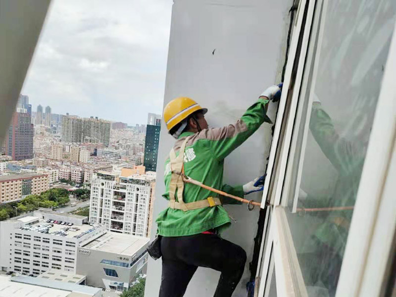 外墻窗框打膠維修：首先，在給斷橋鋁門窗打膠的時候，先要將斷橋鋁門窗邊上的膠帶給處理掉，不要粘在上面就進行打膠防水了，而且窗戶打膠的話，必須在室外打膠，因為如果勉強在室內(nèi)進行打膠的話，顯然打出來的膠會不均勻，這樣就起不到防水的作用了。還有盡可能的使用滿膠，也就是膠槍使用滿膠來打，這樣我們在打的過程中就不會出現(xiàn)斷膠的現(xiàn)象了。