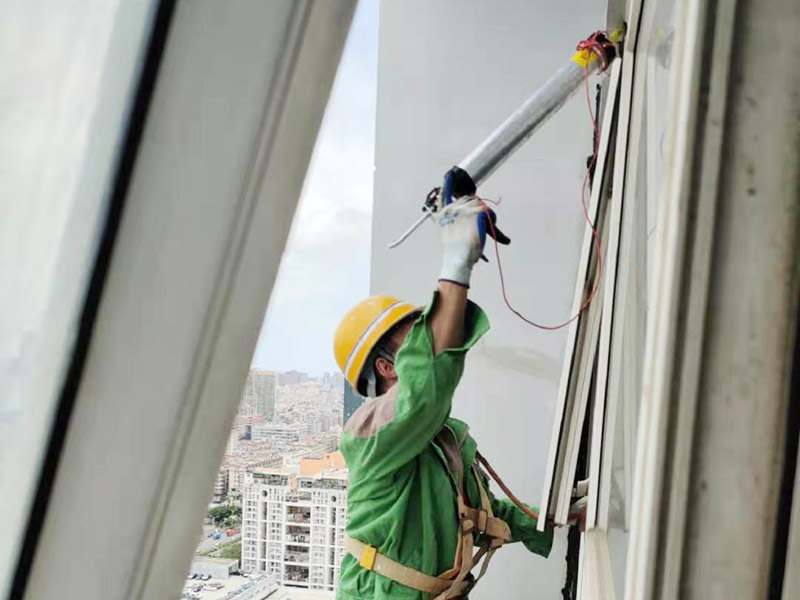 外墻窗框打膠維修：首先，在給斷橋鋁門窗打膠的時候，先要將斷橋鋁門窗邊上的膠帶給處理掉，不要粘在上面就進行打膠防水了，而且窗戶打膠的話，必須在室外打膠，因為如果勉強在室內(nèi)進行打膠的話，顯然打出來的膠會不均勻，這樣就起不到防水的作用了。還有盡可能的使用滿膠，也就是膠槍使用滿膠來打，這樣我們在打的過程中就不會出現(xiàn)斷膠的現(xiàn)象了。