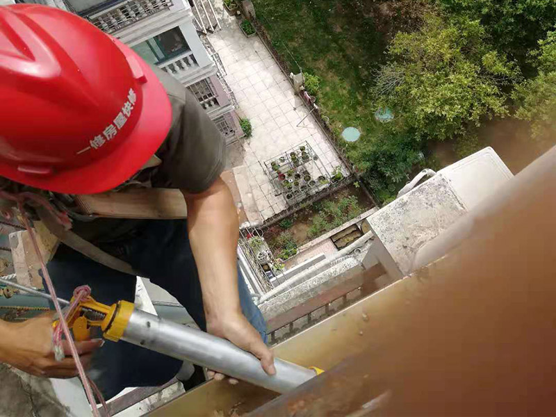 外墻高空打膠防水：首先把墻面用掃把清理干凈，表面無(wú)浮灰，如果有坑洞，不平，開裂的要先進(jìn)行修補(bǔ)，補(bǔ)平。混凝土墻和砌塊墻的接縫處，施工洞等區(qū)域掛網(wǎng)，主要避免不同材料之間的接縫處容易開裂。抹防水砂漿。