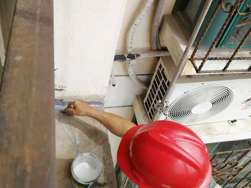 外墻高空打膠防水：首先把墻面用掃把清理干凈，表面無(wú)浮灰，如果有坑洞，不平，開裂的要先進(jìn)行修補(bǔ)，補(bǔ)平?；炷翂推鰤K墻的接縫處，施工洞等區(qū)域掛網(wǎng)，主要避免不同材料之間的接縫處容易開裂。抹防水砂漿。