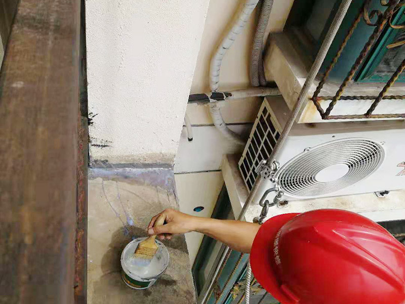 外墻高空打膠防水：首先把墻面用掃把清理干凈，表面無(wú)浮灰，如果有坑洞，不平，開裂的要先進(jìn)行修補(bǔ)，補(bǔ)平。混凝土墻和砌塊墻的接縫處，施工洞等區(qū)域掛網(wǎng)，主要避免不同材料之間的接縫處容易開裂。抹防水砂漿。