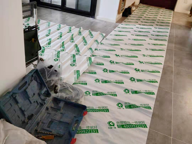 衛(wèi)生間地磚拆除找漏：首先為了拆除的進(jìn)度，將衛(wèi)生間里的衛(wèi)浴家具拆除搬出另外存放，然后開(kāi)始鏟除原有的墻磚和地磚，衛(wèi)生間的防水通常是水電改完后進(jìn)行的，所以做防水前一定要封堵好下水管道，以免堵塞，小型的水管采用管用螺母封堵，大型的下水管道采用pvc纏繞膜進(jìn)行封堵。