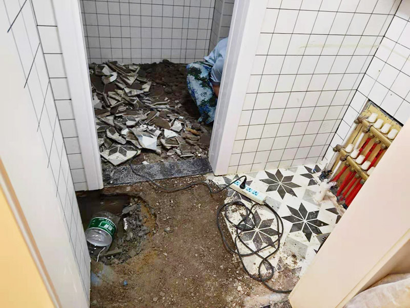 衛(wèi)生間地磚拆除找漏：首先為了拆除的進(jìn)度，將衛(wèi)生間里的衛(wèi)浴家具拆除搬出另外存放，然后開(kāi)始鏟除原有的墻磚和地磚，衛(wèi)生間的防水通常是水電改完后進(jìn)行的，所以做防水前一定要封堵好下水管道，以免堵塞，小型的水管采用管用螺母封堵，大型的下水管道采用pvc纏繞膜進(jìn)行封堵。