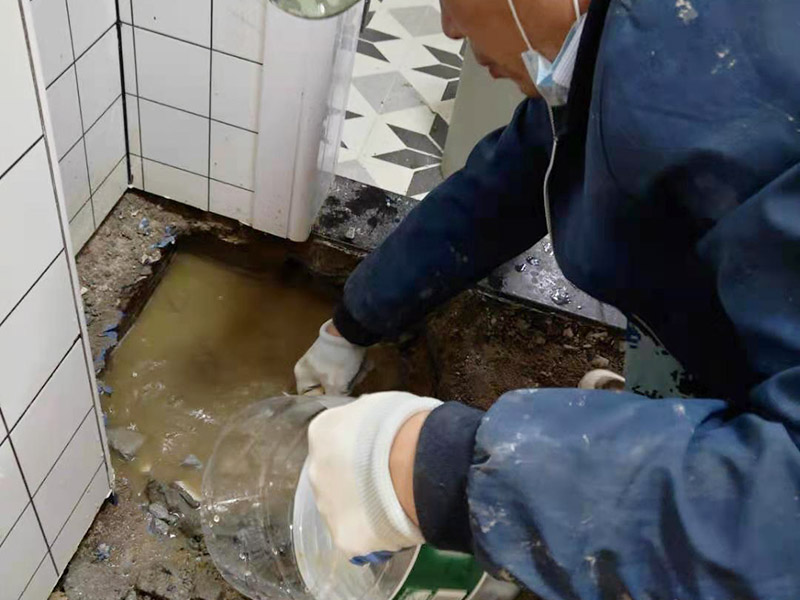 衛(wèi)生間地磚拆除找漏：首先為了拆除的進(jìn)度，將衛(wèi)生間里的衛(wèi)浴家具拆除搬出另外存放，然后開(kāi)始鏟除原有的墻磚和地磚，衛(wèi)生間的防水通常是水電改完后進(jìn)行的，所以做防水前一定要封堵好下水管道，以免堵塞，小型的水管采用管用螺母封堵，大型的下水管道采用pvc纏繞膜進(jìn)行封堵。