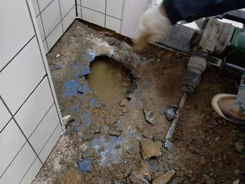 衛(wèi)生間地磚拆除找漏：首先為了拆除的進(jìn)度，將衛(wèi)生間里的衛(wèi)浴家具拆除搬出另外存放，然后開(kāi)始鏟除原有的墻磚和地磚，衛(wèi)生間的防水通常是水電改完后進(jìn)行的，所以做防水前一定要封堵好下水管道，以免堵塞，小型的水管采用管用螺母封堵，大型的下水管道采用pvc纏繞膜進(jìn)行封堵。