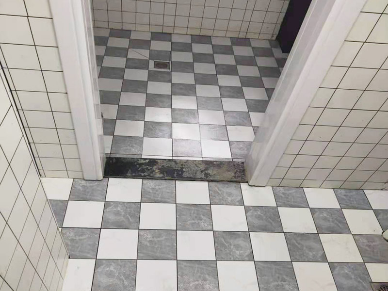 衛(wèi)生間拆除后防水翻新:衛(wèi)生間翻新如果漏水就要更換水電，尤其是那些隱蔽性極強(qiáng)，一般埋在地下或墻壁內(nèi)的。在進(jìn)行翻新的時(shí)候，最好一并更換，不管有沒有問題，這樣都能給日后的生活帶來保障。更換完水電之后，就可以進(jìn)行瓷磚的鋪貼了。