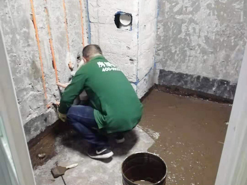 廁所地面刷防水：在進(jìn)行防水處理之前，一定先找平地面，如果地面不平或效果不好，可能造成因防水涂料薄厚不均而導(dǎo)致的開(kāi)裂滲漏。防水層做好后要留余一定的時(shí)間，讓防水層與建筑更好的融為一體，然后在防水層上做保護(hù)層在鋪地磚，如果地磚已鋪設(shè)完畢，可千萬(wàn)不要砸地磚，用專(zhuān)業(yè)的補(bǔ)縫防水材料，把所有的縫隙堵住做好防水就好了。也同樣適用于衛(wèi)生間防水層失效后防水工程。