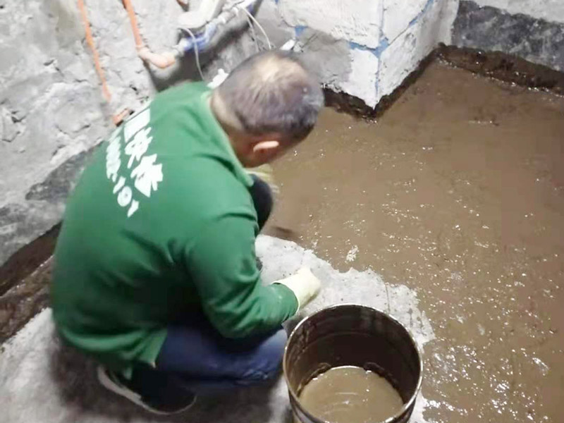 廁所地面刷防水：在進(jìn)行防水處理之前，一定先找平地面，如果地面不平或效果不好，可能造成因防水涂料薄厚不均而導(dǎo)致的開(kāi)裂滲漏。防水層做好后要留余一定的時(shí)間，讓防水層與建筑更好的融為一體，然后在防水層上做保護(hù)層在鋪地磚，如果地磚已鋪設(shè)完畢，可千萬(wàn)不要砸地磚，用專(zhuān)業(yè)的補(bǔ)縫防水材料，把所有的縫隙堵住做好防水就好了。也同樣適用于衛(wèi)生間防水層失效后防水工程。