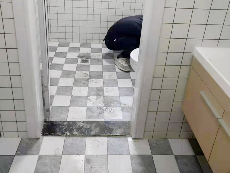 衛(wèi)生間衛(wèi)浴安裝：衛(wèi)浴潔具鑲貼墻磚&rarr;吊頂&rarr;鋪設(shè)地磚&rarr;安裝大便器、洗臉盆、浴盆&rarr;安裝連接給排水管&rarr;安裝燈具、插座、鏡子&rarr;安裝毛巾?xiàng)U等五金配件。 打孔時(shí)最容易出現(xiàn)打爆水管打斷電線(xiàn)的情況，此時(shí)就需要找專(zhuān)業(yè)的打孔師傅最好，安全放心。