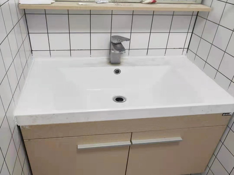 衛(wèi)生間衛(wèi)浴安裝：衛(wèi)浴潔具鑲貼墻磚&rarr;吊頂&rarr;鋪設(shè)地磚&rarr;安裝大便器、洗臉盆、浴盆&rarr;安裝連接給排水管&rarr;安裝燈具、插座、鏡子&rarr;安裝毛巾?xiàng)U等五金配件。 打孔時(shí)最容易出現(xiàn)打爆水管打斷電線(xiàn)的情況，此時(shí)就需要找專(zhuān)業(yè)的打孔師傅最好，安全放心。