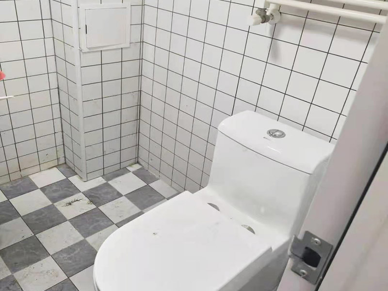 衛(wèi)生間衛(wèi)浴安裝：衛(wèi)浴潔具鑲貼墻磚&rarr;吊頂&rarr;鋪設(shè)地磚&rarr;安裝大便器、洗臉盆、浴盆&rarr;安裝連接給排水管&rarr;安裝燈具、插座、鏡子&rarr;安裝毛巾?xiàng)U等五金配件。 打孔時(shí)最容易出現(xiàn)打爆水管打斷電線(xiàn)的情況，此時(shí)就需要找專(zhuān)業(yè)的打孔師傅最好，安全放心。