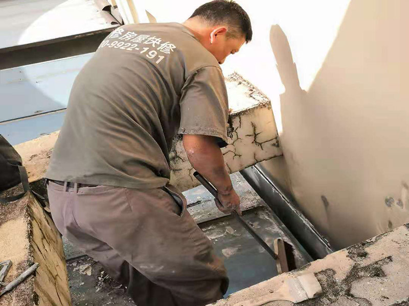 屋頂清理打膠防水：先做好節(jié)點(diǎn)、附加層和屋面排水比較集中部位的處理，然后由屋面最低標(biāo)高處向上施工。鋪貼天溝、檐口卷材時(shí)，宜順天溝、檐口方向以減少搭接。按先高后低、先遠(yuǎn)后近的原則，先施工鋼屋架坡屋面，后施工平屋面。