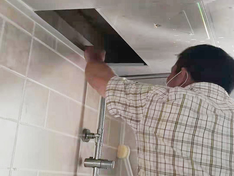 浴室花灑安裝維修：首先在墻面找安裝花灑最好的位置，然后在墻壁上畫出花灑需要安裝位置，高度等等，再在墻面上打孔洞，把配件里圓形底蓋用螺絲擰緊在墻上，擰得不緊，可能造成花灑在今后使用中的脫落，將花灑桿子安裝到墻壁上，先把上面的固定點穩(wěn)定住之后，然后再固定下面的位置。