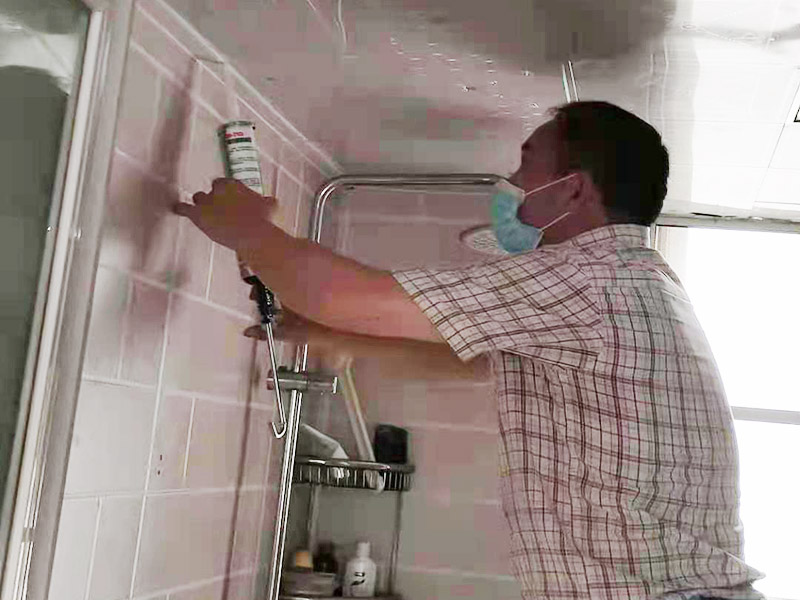 浴室花灑安裝維修：首先在墻面找安裝花灑最好的位置，然后在墻壁上畫出花灑需要安裝位置，高度等等，再在墻面上打孔洞，把配件里圓形底蓋用螺絲擰緊在墻上，擰得不緊，可能造成花灑在今后使用中的脫落，將花灑桿子安裝到墻壁上，先把上面的固定點穩(wěn)定住之后，然后再固定下面的位置。