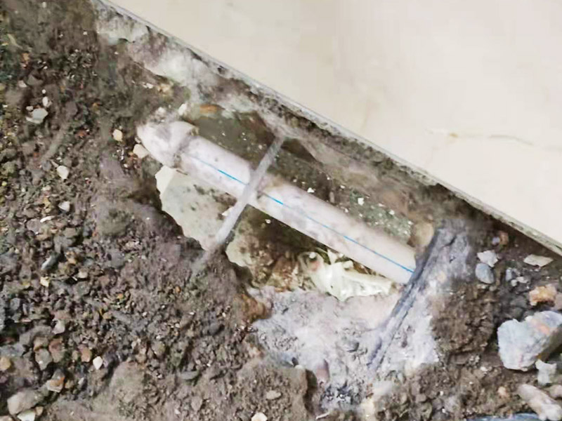 地面暗管漏水更換：最好的辦法就是把滲漏處拆開，截去滲漏的部分，然后采用兩頭焊接束節(jié)加一小節(jié)水管的辦法，把滲漏處修復(fù)。這樣雖然麻煩，但修復(fù)效果好，可以達到長期不再滲漏的目的。