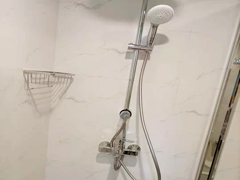 淋浴花灑五金安裝：首先要確定花灑混水閥距離地面的高度，一般控制在90~100cm左右的高度區(qū)間內(nèi)。在鋪設(shè)管道的時(shí)候花灑龍頭預(yù)留位置首先考慮清楚，一般高出毛坯墻15mm，這樣在貼完瓷磚的時(shí)候正好可以埋下絲頭，保證墻面美觀。對(duì)于淋浴花灑內(nèi)絲彎頭預(yù)留的間距一般標(biāo)準(zhǔn)都是在10~15cm左右。