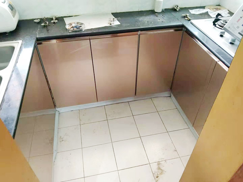 廚房櫥柜門更換：老房子櫥柜門漆脫落，從環(huán)保角度來看，建議用貼紙即可，或用墻紙也可，即使將來看膩了，換起來方便；先把櫥柜和衣柜表面清理干凈和平整，可以先把需要的長度裁剪好，找一個桶把墻紙膠和混合物按說明書上調(diào)好后。用滾筒把調(diào)好后的墻紙膠滾到櫥柜和衣柜表面(記住貼哪里就滾哪里)。把墻紙貼在上面，用刮板把墻紙刮平整，用毛巾在擦干凈，把多余的裁掉。