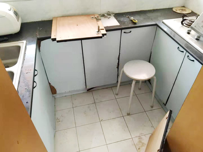 廚房櫥柜門更換：老房子櫥柜門漆脫落，從環(huán)保角度來看，建議用貼紙即可，或用墻紙也可，即使將來看膩了，換起來方便；先把櫥柜和衣柜表面清理干凈和平整，可以先把需要的長度裁剪好，找一個桶把墻紙膠和混合物按說明書上調(diào)好后。用滾筒把調(diào)好后的墻紙膠滾到櫥柜和衣柜表面(記住貼哪里就滾哪里)。把墻紙貼在上面，用刮板把墻紙刮平整，用毛巾在擦干凈，把多余的裁掉。