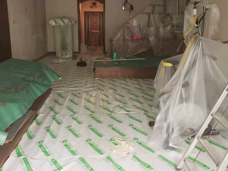 舊房客廳翻新：首先如果只是翻新墻面，地面就需要做好成品保護(hù)，這樣免得造成地面二次污染，老墻面的翻新處理的時(shí)候要注意將老墻面的原有裝修和裝飾都一并的清除。水泥層損壞，將損壞的墻面部分全部鏟除，之后再使用水泥進(jìn)行涂抹。墻面的底漆作用非常重要，具有防潮、保護(hù)墻面、提高墻面粉刷效果的作用。最后再刷乳膠漆，在進(jìn)行涂刷的時(shí)候也要從上到下順著一個(gè)方向進(jìn)行涂刷。