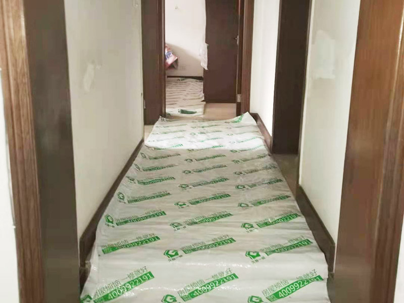 舊房客廳翻新：首先如果只是翻新墻面，地面就需要做好成品保護(hù)，這樣免得造成地面二次污染，老墻面的翻新處理的時(shí)候要注意將老墻面的原有裝修和裝飾都一并的清除。水泥層損壞，將損壞的墻面部分全部鏟除，之后再使用水泥進(jìn)行涂抹。墻面的底漆作用非常重要，具有防潮、保護(hù)墻面、提高墻面粉刷效果的作用。最后再刷乳膠漆，在進(jìn)行涂刷的時(shí)候也要從上到下順著一個(gè)方向進(jìn)行涂刷。